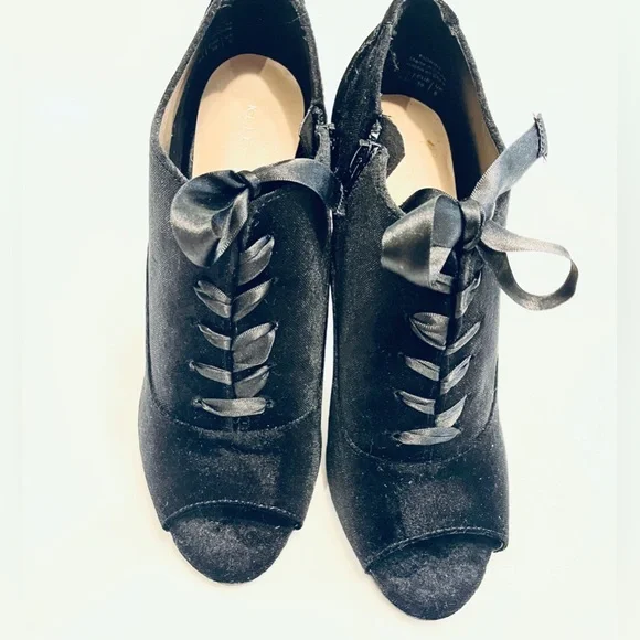 Kelly and Katie Black Heels with Peep Toe Size 8 - Picture 11 of 14